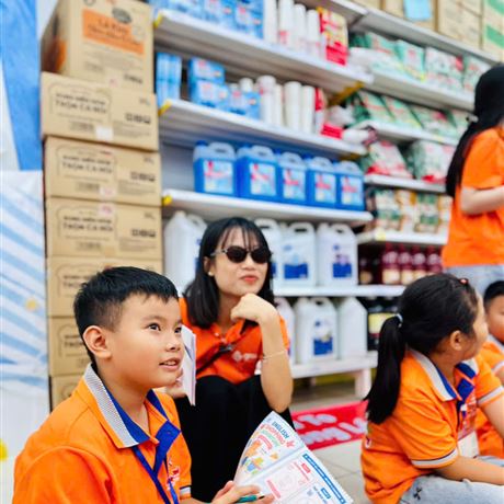 Các con đọc sách cùng cô
