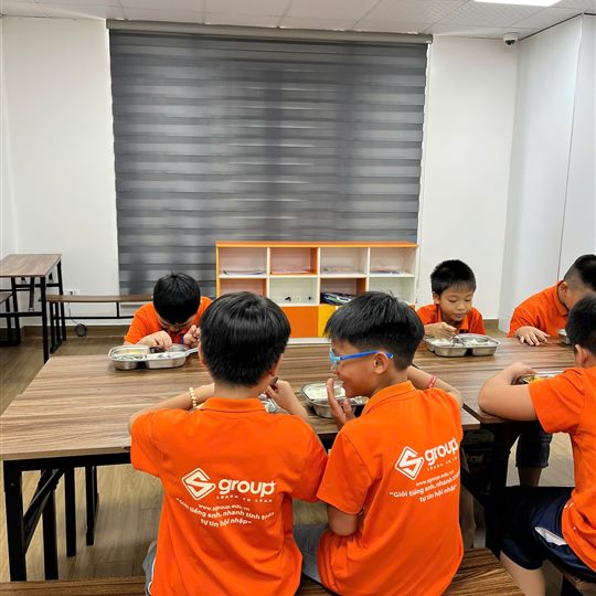 Các con ăn bán trú cùng nhau tại SGROUP